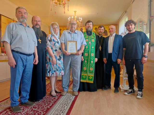 Почет и уважение: епископ Серафим поздравил Виктора Алимбочкова с юбилеем.