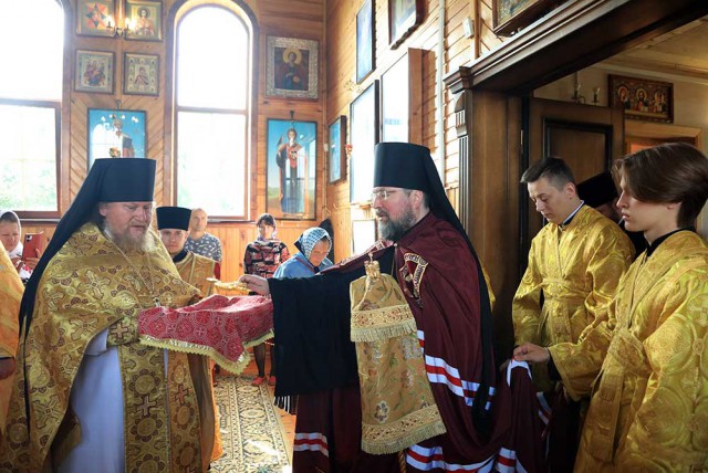 Епископ Серафим совершил Божественную литургию в храме Святой Живоначальной Троицы д. Турки.