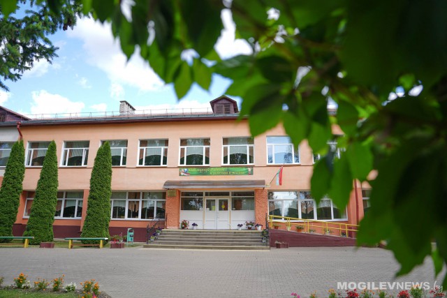 В преддверии нового учебного года Анатолий Исаченко посетил Вишовскую среднюю школу.