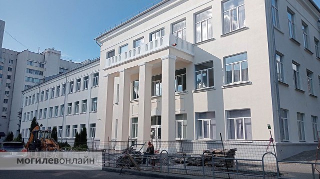На Ленинской работы ведутся в 3-х учебных заведениях: где-то капремонт, где-то - реконструкция двора.