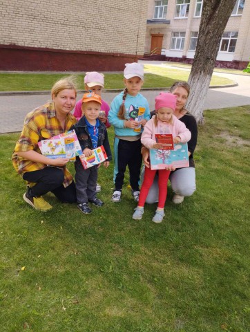 Вручение канцелярских принадлежностей.