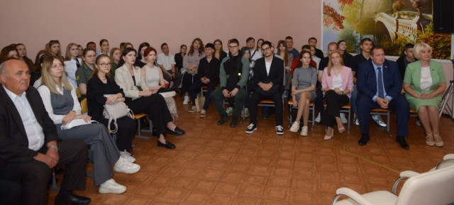 В агрогородке Телуша прошла встреча руководства района с молодыми специалистами.
