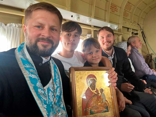 Небесный покров. Воздушное шествие объединяет верующих в общей молитве за благополучие города.