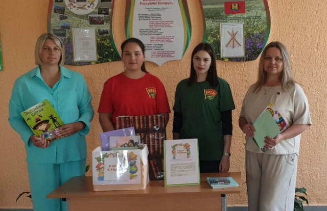 Школьная пора начинается с радости.