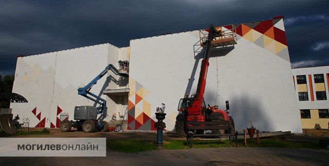 На Ленинской работы ведутся в 3-х учебных заведениях: где-то капремонт, где-то - реконструкция двора.