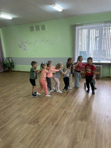 Наш весёлый паровоз ребятишек в лес повез.