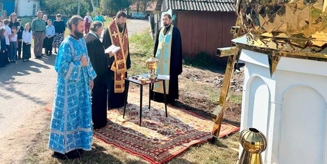 Епископ Серафим совершил чин освящения креста и колокола для строящегося храма.