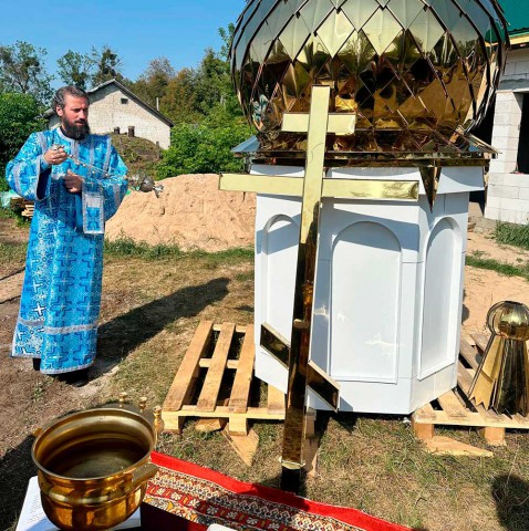 Епископ Серафим совершил чин освящения креста и колокола для строящегося храма.