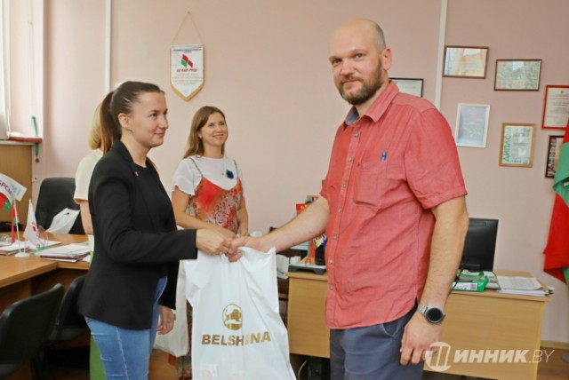 Принимайте подарки, школьники и их родители!