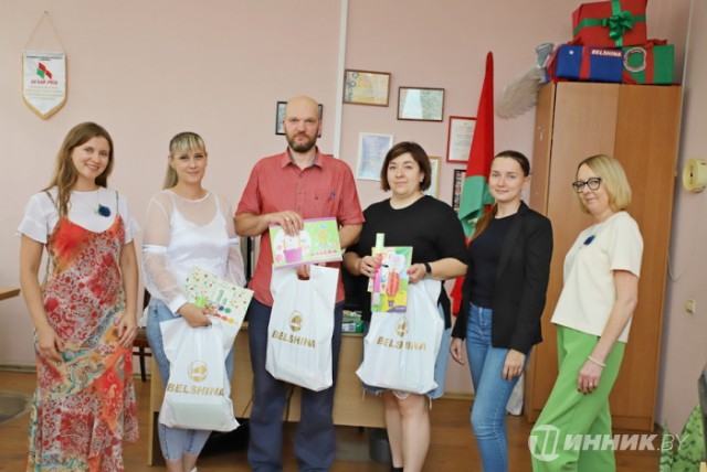 Принимайте подарки, школьники и их родители!