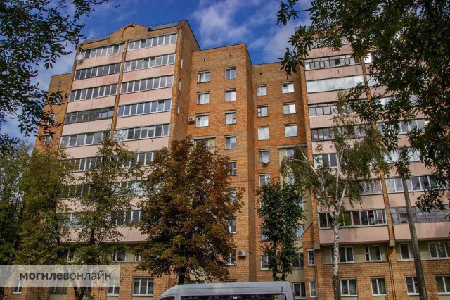 ´Два месяца невыносимого грохота над головой´ - Жители дома по улице Гришина в Могилеве не могут добиться ремонта кровли от п...