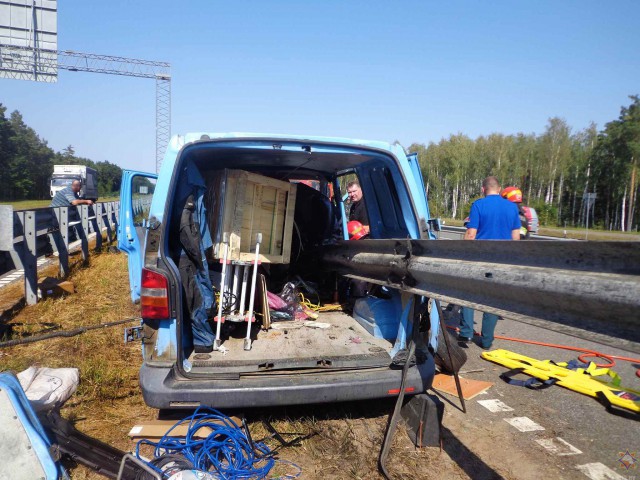 Жуткое ДТП под Бобруйском: металлическое ограждение насквозь пробило микроавтобус, зажав внутри пассажира.