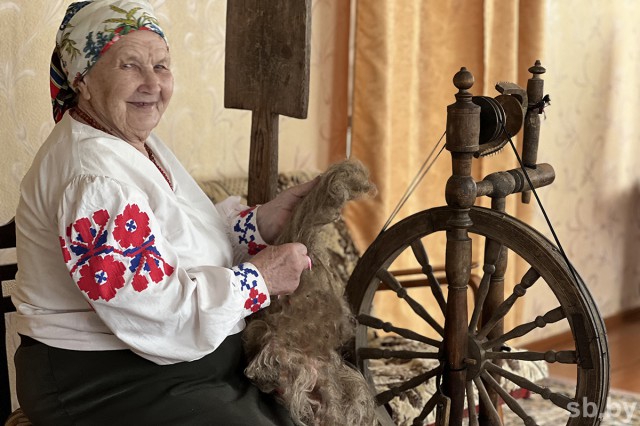 95-летняя старейшина агрогородка Полыковичи ловко управляется с веретеном и задушевно исполняет народные песни.