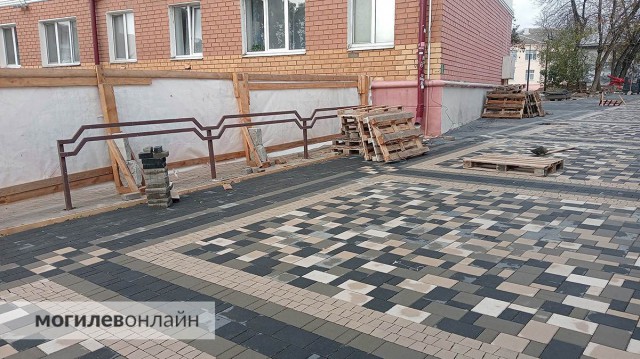 Посмотрели, как преображаются дворы на Ленинской.