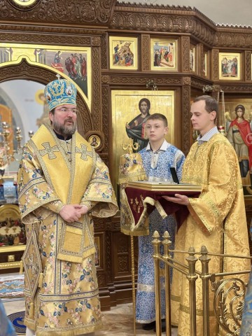 Епископ Серафим вручил церковные награды сотрудницам Центра ´Покрова´.
