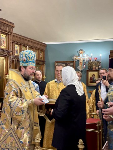 Епископ Серафим вручил церковные награды сотрудницам Центра ´Покрова´.