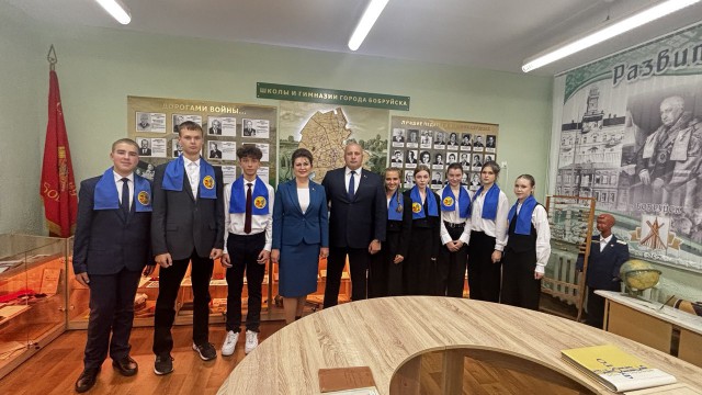 Председатель Бобруйского городского исполнительного комитета Максим Николаевич Гурин посетил музейную комнату ГУО ´Средняя шк...