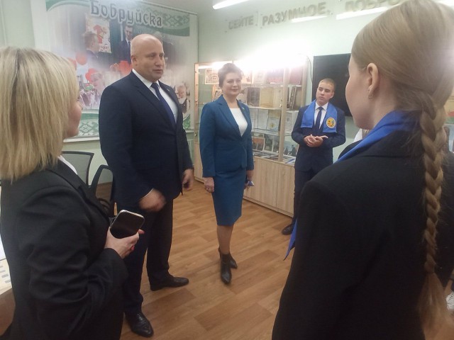 Председатель Бобруйского городского исполнительного комитета Максим Николаевич Гурин посетил музейную комнату ГУО ´Средняя шк...