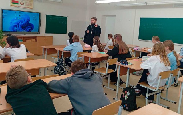 Иерей Никита Баскаков ответил на вопросы учеников.