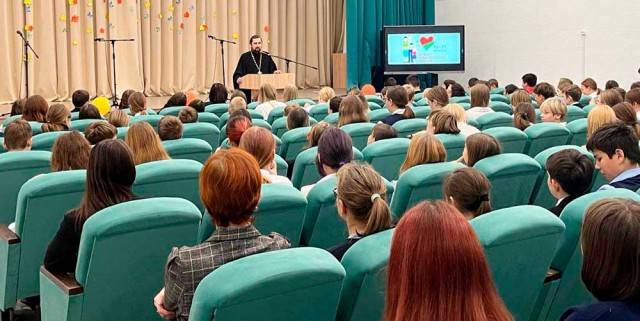 Иеромонах Ириней (Чепик) встретился с учащимися.