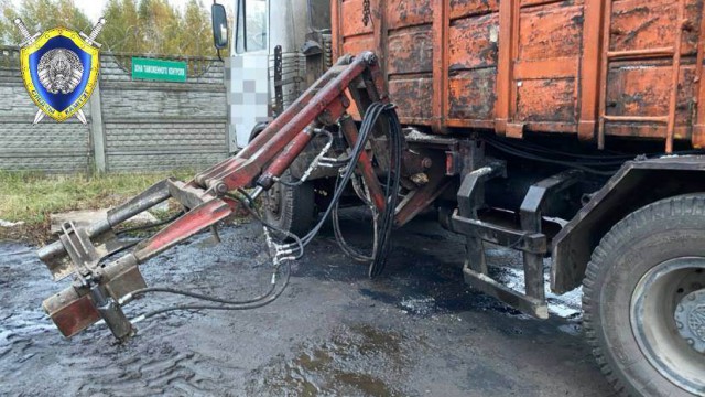 В Могилеве водитель мусоровоза попытался починить свой грузовик и погиб.