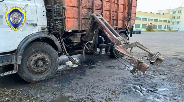 В Могилеве водитель мусоровоза попытался починить свой грузовик и погиб.