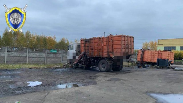 В Могилеве водитель мусоровоза попытался починить свой грузовик и погиб.