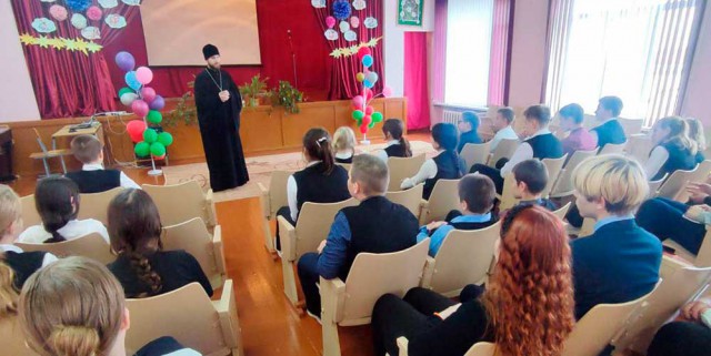 Иерей Антоний Шпаков встретился с учащимися и преподавателями ГУО ´Ясенская школа´.