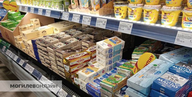 Сколько стоят белорусские молочка, шоколад и алкоголь в России? Сравнили цены на одни и те же продукты в Пскове и Могилеве.
