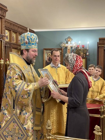 Епископ Серафим вручил церковные награды сотрудницам Центра ´Покрова´.