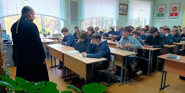 Протоиерей Виктор Толох встретился со студентами.