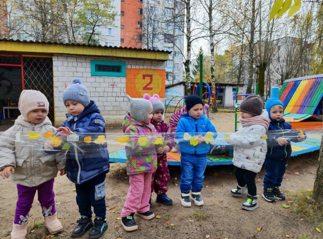 Малыши на прогулке.