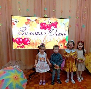 Зонтики с подарками.