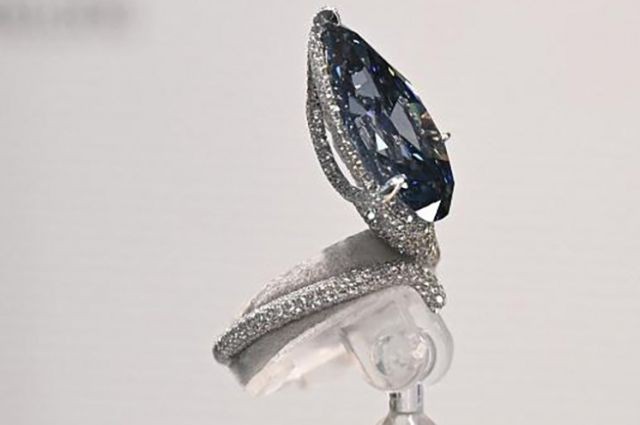 Голубой бриллиант Mellon Blue продали на аукционе в Женеве за,6 млн.