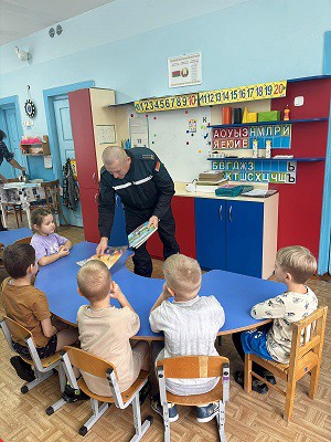 Пожарный в гостях у ребят.