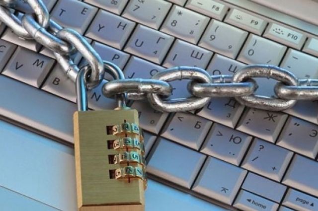 Куда сообщать о мошеннической рекламе в интернете, рассказал Мининформ.