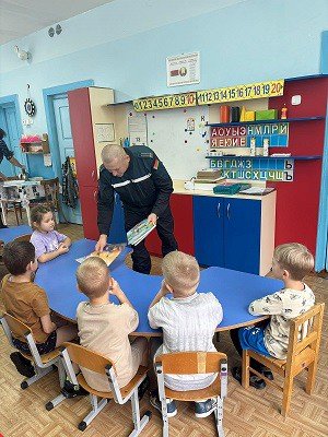Пожарный в гостях у ребят.