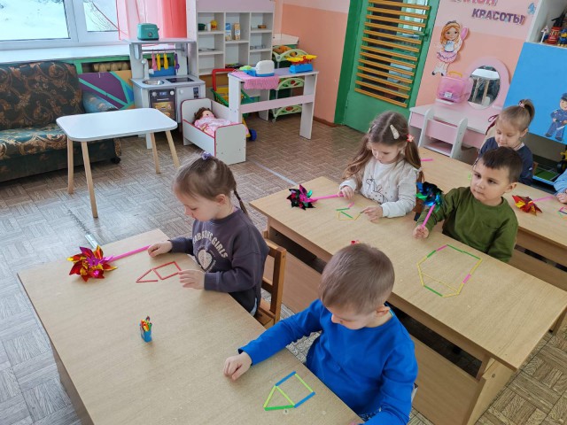 Открытый просмотр занятия в средней группе группе по образовательной области Ребенок и общество.