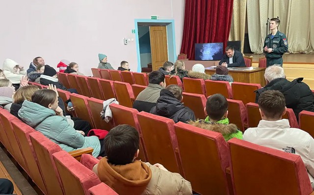 О безопасной жизнедеятельности в зимний период говорили спасатели с жителями Телуши.