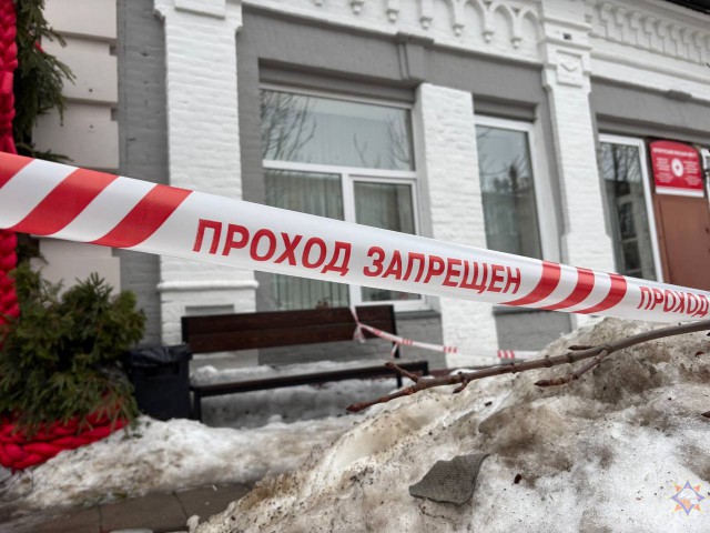 В Бобруйске женщина пострадала из-за падения снега с кровли жилого дома.
