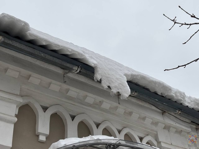 В Бобруйске женщина пострадала из-за падения снега с кровли жилого дома.