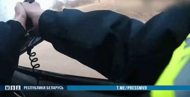 Могилевчанин проигнорировал требования ГАИ - инспектор стрелял по колесам.