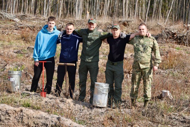 Не только порядок, но и лес: сотрудники охраны высадили молодые деревья в Быховском районе.