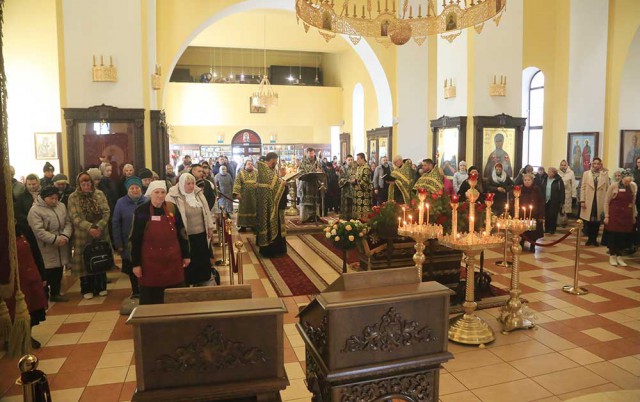 Вечерня с чином выноса Плащаницы в Никольском кафедральном соборе.