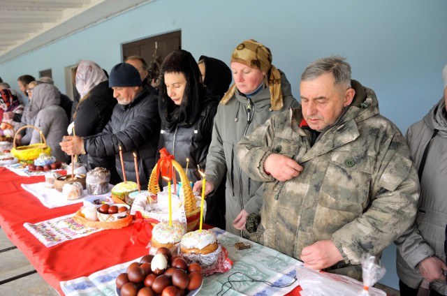 Тихая суббота. Верующие освящают куличи и духовно готовятся к Пасхе.