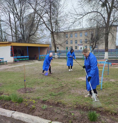 Субботник: творим красоту одной дружной командой!