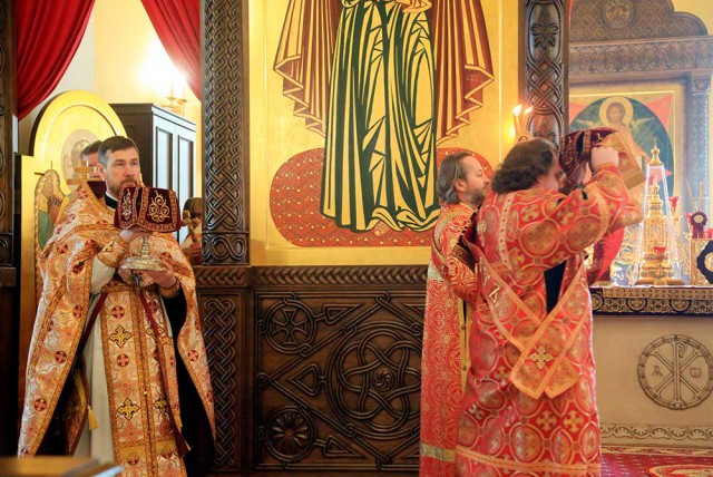 Епископ Серафим возглавил Божественную литургию в кафедральном соборе святителя Николая.