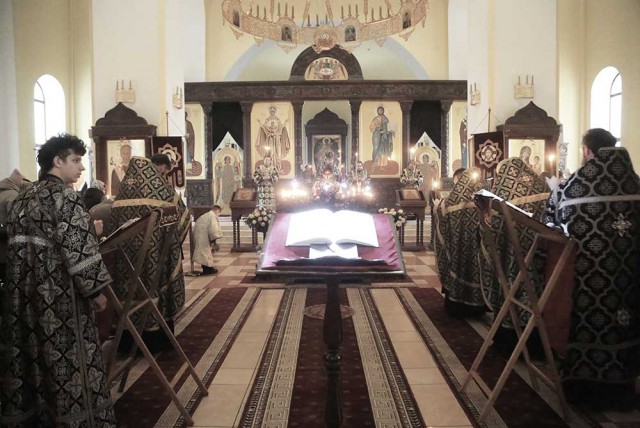 Утреня Великой Субботы с чином Погребения Плащаницы в Бобруйском кафедральном соборе.