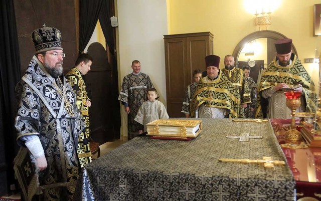 В Великую субботу епископ Серафим совершил Литургию святителя Василия Великого в Никольском кафедральном соборе.