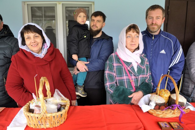 Тихая суббота. Верующие освящают куличи и духовно готовятся к Пасхе.
